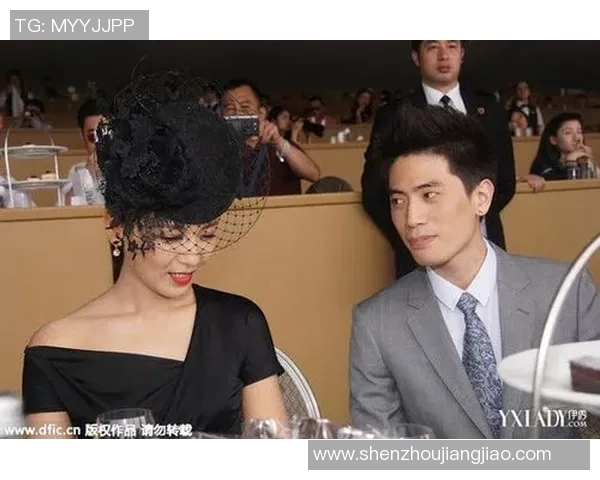 足球明星与女星亲密合影瞬间展现魅力与风采的完美结合